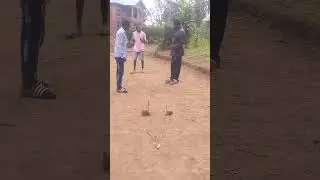 Un enfant qui a chasser son bon fr&egrave;re chez lui 