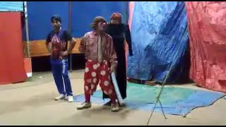 palhaço Fofoquinha dançando com a boneca no circo
