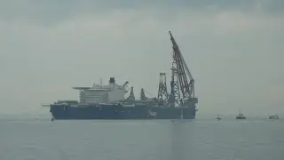 Pioneering Spirit trekt veel bekijks. 18-08-2020 eerste maal in Vlissingen.