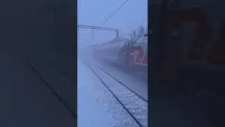 ЭП20-028 с пасс. поездом следует мимо о.п. Цемгигант