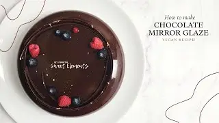 This shiny chocolate mirror glaze is made from plant-based ingredients🍫🌱😍