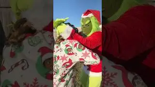 Грандиозная ошибка Гринча: не тот ребёнок в этой дворовой битве! 😂💥