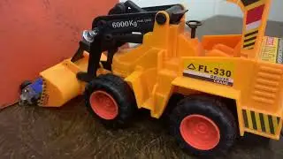 Rc Remote control Crane is Lifting Crystal Small Blue Toy Car with its Mechanical Claws