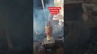 Pandai Besi cara memasang Gagang arit rumput