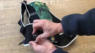 Comment accrocher ses b&acirc;tons sur le Raidlight, Sac Gilet responsive 10 litres