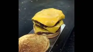 cheese burger  triple #burgers #food #foodporn #burger #instafood #hamburger #burgerporn #fastfood