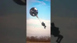 Смотрите за что зацепился парашютист #shorts #video #news short #shorts #shortvideo #memes