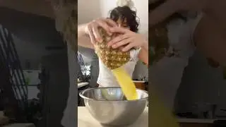 Свежевыжатый сок вручную (в буквальном смысле) #фруктовыйсок #кухонныелайфхаки #приготовлениесока