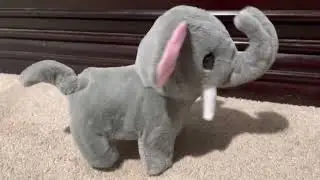 Walking elephant toy￼