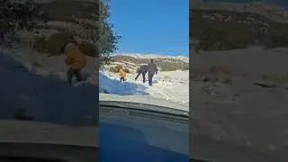 Arabamız karda kaldı, yolu a&ccedil;ıyoruz... #travel #nature #bağevi #taşev #automobile