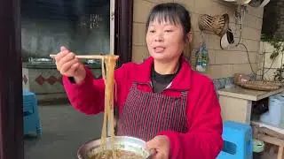 今天容姐和永强一起把红苕条粉撕出来，虽然手工粉麻烦了点儿