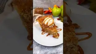 Карамельный яблочный пирог с крошкой, вдохновленный классическими играми на @cafecasinolv #fallba...