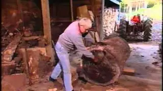 Turning a big bowl by Lissi &Oslash;land