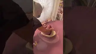 Newborn photo session BTS. Posing in a heart bowl.