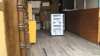 Self-loading moving truck