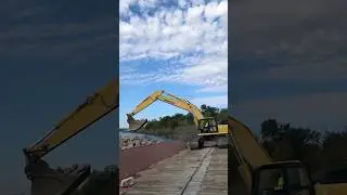 Watch This Massive Komatsu Excavator in Action on the Missouri River‼️
