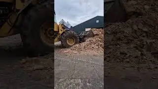 Another bucket for the spreader #arimagery #volvo #loading #spreading #muck