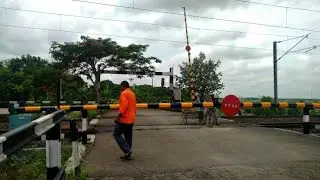 Horrible Condition One Open One Closed Rail Gate High Speed Train Honking | Gateman Break The Lock