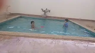 Samuel 6 anos tomando banho de piscina 