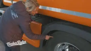 So ein Müll! Lisa bleibt mit dem Reifen am Bordstein hängen | Trucker Babes | Kabel Eins