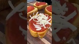 Garlic Bread Pizzas #pizza #easyrecipe #mealideas