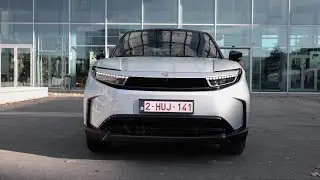 Предварительный обзор дизайна Toyota Urban Cruiser AWD 2026 года в цвете Lunar White.