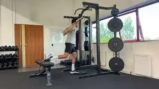 Mont&eacute;e Descente de disque Bulgarian Split Squat barre