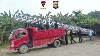Bhakti Brimob Untuk Masyarakat Pembuatan jembatan Yang di lewati anak anak sekolah