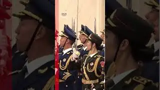 Си Цзиньпин приветствует короля Тонги в дипломатическом жесте