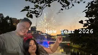 Новогодний фейерверк и празднование в Аделаиде, Австралия | Бенгальская пара на фоне фейерверка в...