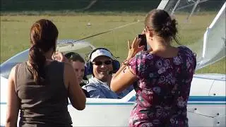 Ein Fluggast erlebt seinen ersten Rundflug mit einem Motorflugzeug
