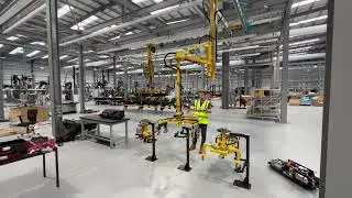Industrial Manipulator with quick release gripper - assistor moving to pick position