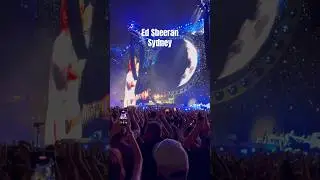 The Moment Ed Sheeran Made 70,000 People Jump Together! ⚡#edsheeran #looptour #celestial