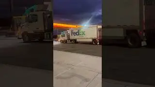 POOR FEDEX DRIVER😬 #fedex #fedextruckdriver #truckinglife #truckers #bigrig #diesel #lovestruck