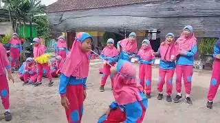 Day 3 Bermain Estafet Karet dan Balap Bakiak