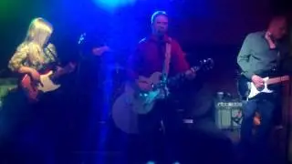 Celluloid Heroes perform Catch Me Now I'm Falling