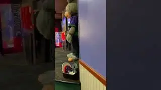 #fyp #chuckiecheese #animatronic Чак И. Чиз смотрит на меня￼