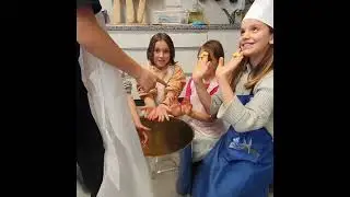 Türchen 11 - In der Weihnachtsbäckerei - gesungen und nachgespielt von der Klasse 5b Bodensee-Schule
