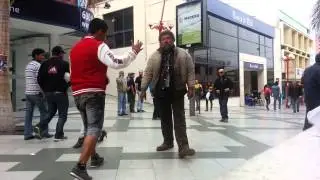 Vadulli indicando medidas de seguridad en el simulacro 2013 | @Pablofurius