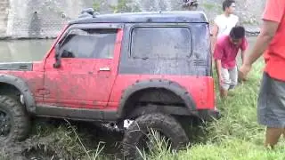 Lumajang jimny comunity stuck on river side
