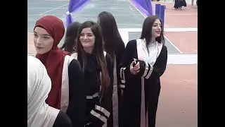 صعود الخريجين على المنصة لإستلام الكتاب السنوي..