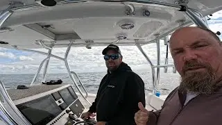 Донная рыбалка в открытом море во Флориде, более чем в 20 милях от берега. Отлично провожу время!