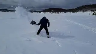 Показываю как я готовлю лунку для ловли краба на море зимой. Очень много снега!