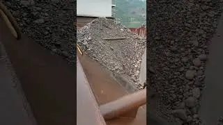 The whole process of unloading pebbles