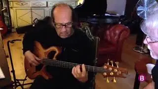 Paco de Luc&iacute;a playing bass guitar (precious video)