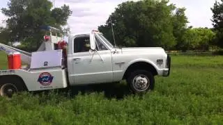 72 Chevy C30 wrecker doing some work