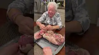 Итальянская бабушка запекает свиную лопатку на воскресный ужин