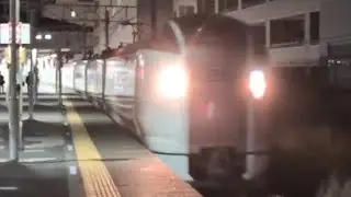 E259系+E259系が特急成田エクスプレス43号成田空港行きとして佐倉駅1番線を通過するシーン（2025.12.7.17:40）