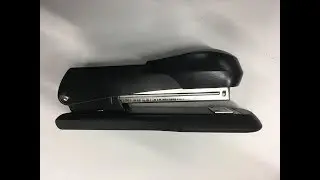 Recharger une agrafeuse / reload a stapler