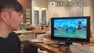 51-летний японец развлекается, играя в Kamen, Masked Rider на PlayStation.